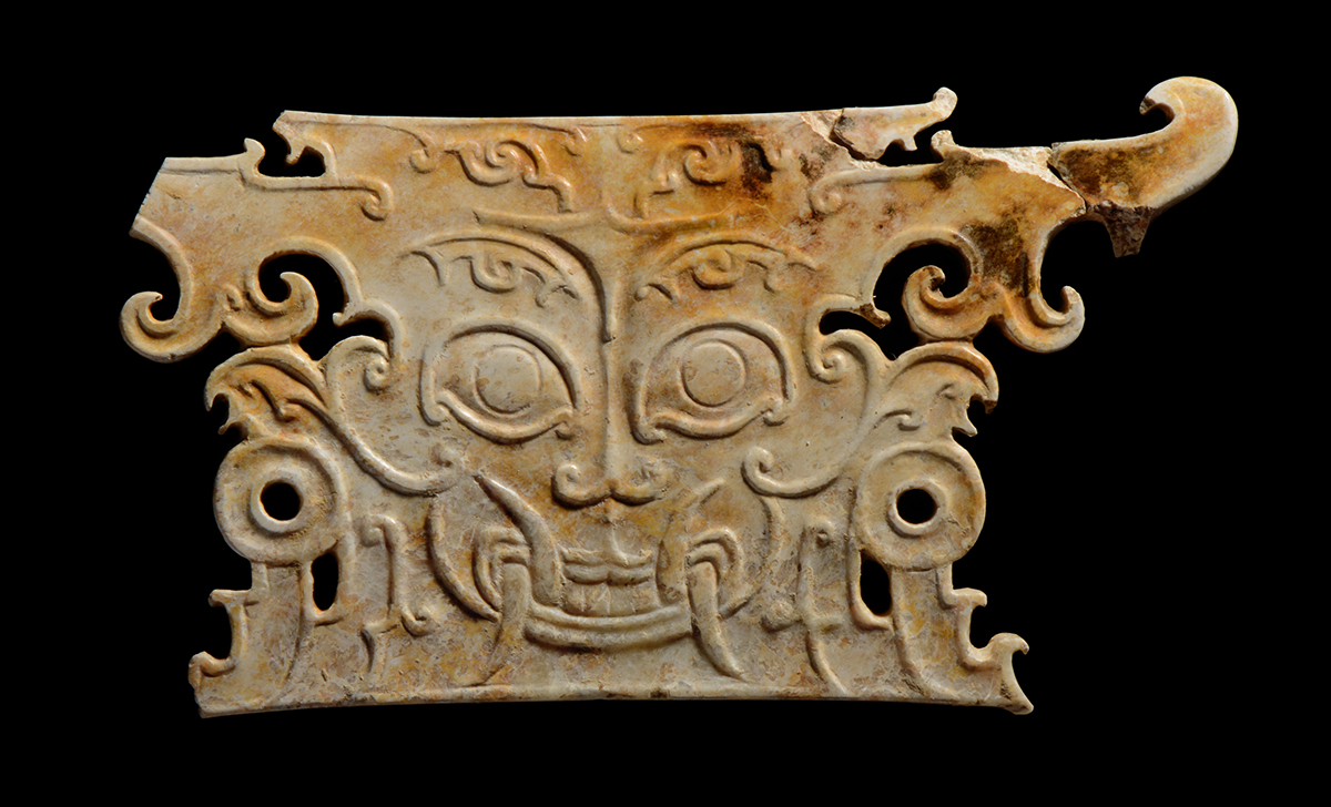 4-1肖家屋脊文化獠牙神面玉牌饰 .jpg 4-1肖家屋脊文化獠牙神面玉牌饰 .jpg